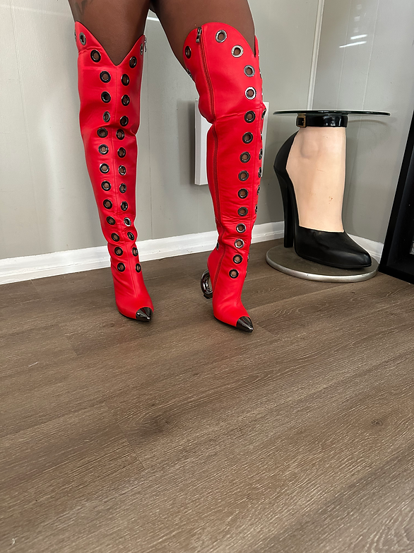 CIRCULAR HEEL LEATHER BOOT